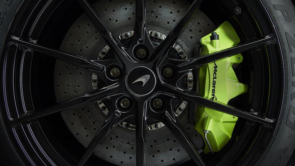 رینگ‌های 10 پره مشکی سبک وزن متعلق به نسخه سفارشی مک‌لارن 600LT